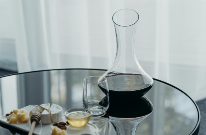 Como decantar um vinho: um passo simples que melhora a experiência